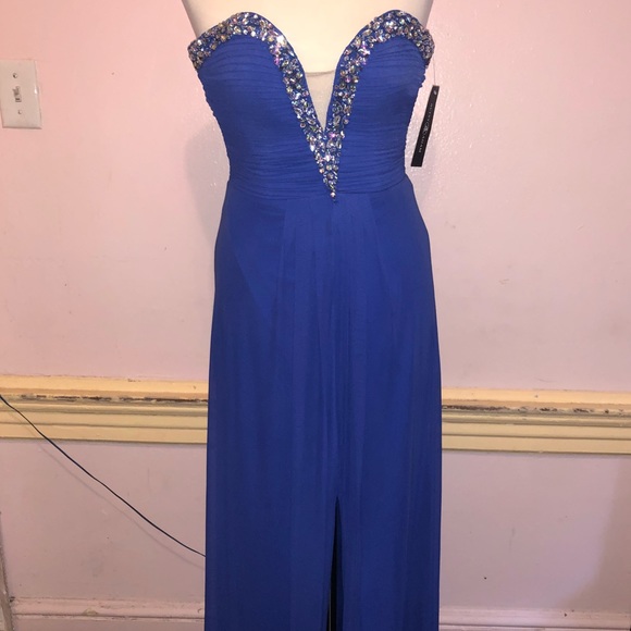 Betsy & Adam Dresses & Skirts - Betsy & adam sweetheart Embellished gown
